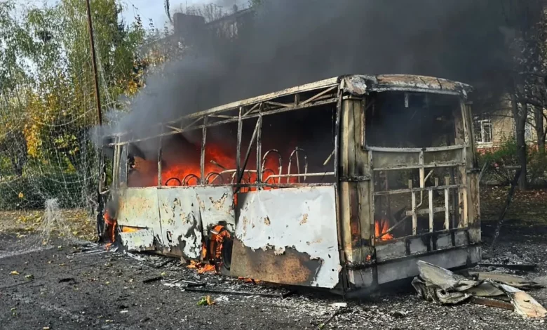 Наслідки російського удару по Краматорську, в епіцентрі якого опинилися два рейсові автобуси
