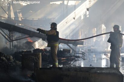 Гасіння пожежі вантажного терміналу в Миколаєві після атаки безпілотників