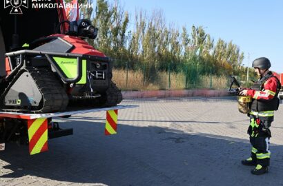 Гасіння пожежі вантажного терміналу в Миколаєві після атаки безпілотників