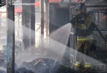 Гасіння пожежі вантажного терміналу в Миколаєві після атаки безпілотників