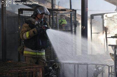 Гасіння пожежі вантажного терміналу в Миколаєві після атаки безпілотників