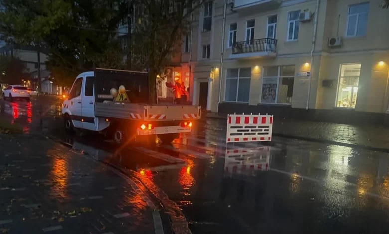Очищення зливової каналізації на Центральному проспекті в Миколаєві