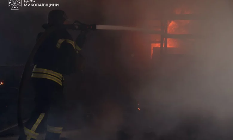 Пожежа на території вантажного термінала в Миколаєві після російської атаки