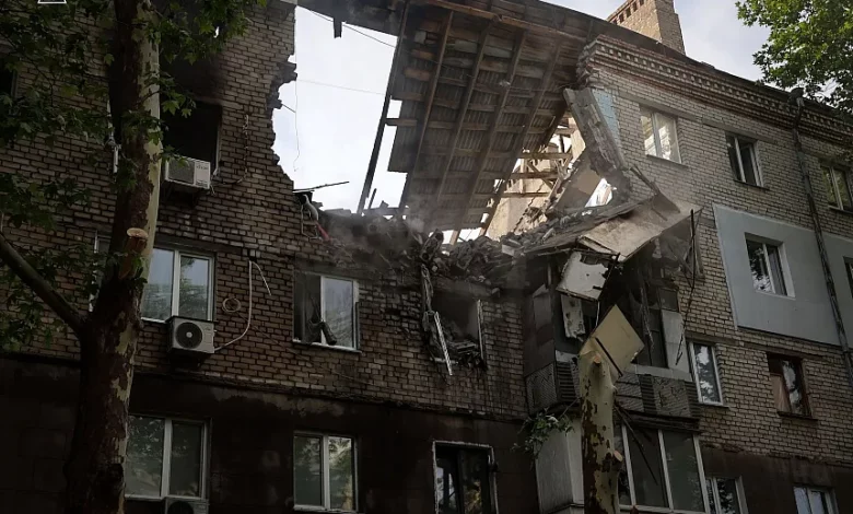 Наслідки російського обстрілу промислового підприємства в Миколаєві