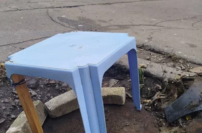 Цегла, металеві листи та предмет, схожий на пластиковий стіл, над каналізаційним колодязем на Океанівській у Миколаєві