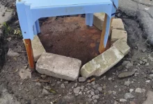 Цегла, металеві листи та предмет, схожий на пластиковий стіл, над каналізаційним колодязем на Океанівській у Миколаєві