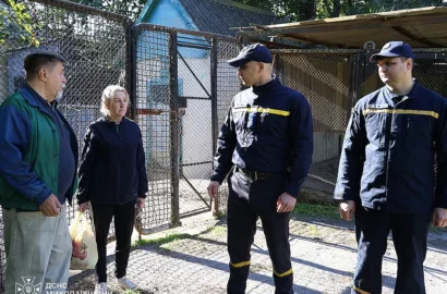 Рятувальники відвідують врятовану козулю Сашку в Миколаївському зоопарку