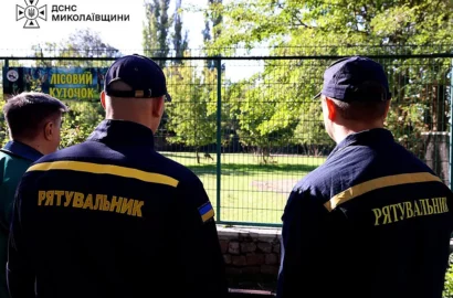 Рятувальники відвідують врятовану козулю Сашку в Миколаївському зоопарку
