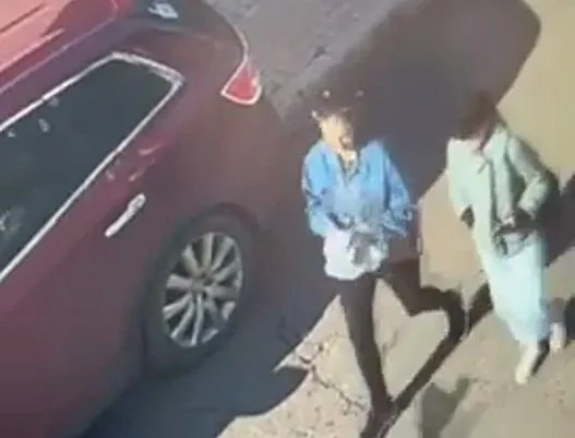 Дві перехожі забрали дитячий комбінезон, що випав із вікна в Миколаєві