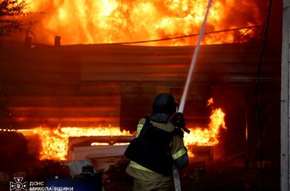 Пожежа на СТО та прилеглій території після атаки безпілотника в Миколаївському районі