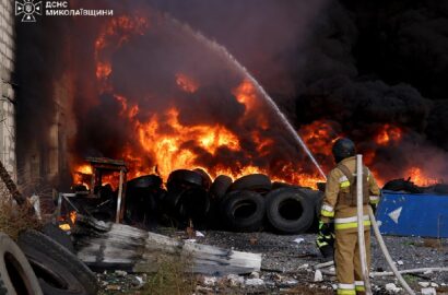 Пожежа на СТО та прилеглій території після атаки безпілотника в Миколаївському районі