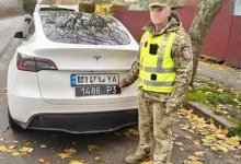 Tesla Model Y з військовими номерними знаками у Хмельницькому