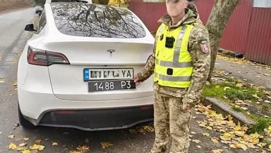 Tesla Model Y з військовими номерними знаками у Хмельницькому