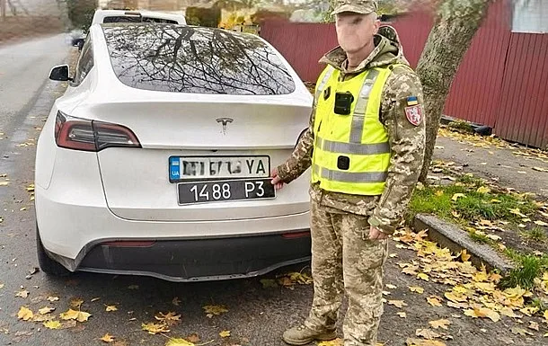 Сапер поставив на Tesla незаконні номери ЗСУ, щоб уникати штрафів
