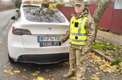 Tesla Model Y з військовими номерними знаками у Хмельницькому
