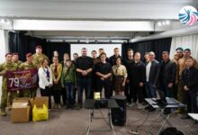 Передача хімічних грілок українським військовим під час зустрічі з молоддю Миколаєва