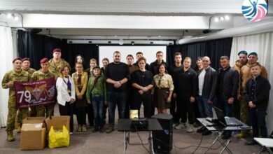 Передача хімічних грілок українським військовим під час зустрічі з молоддю Миколаєва