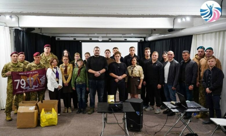 Передача хімічних грілок українським військовим під час зустрічі з молоддю Миколаєва
