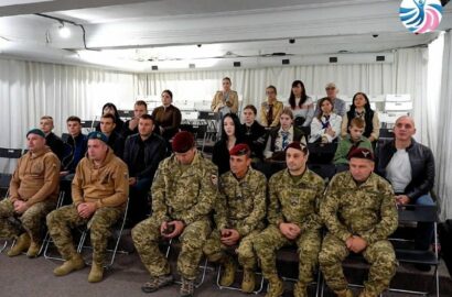 Передача хімічних грілок українським військовим під час зустрічі з молоддю Миколаєва