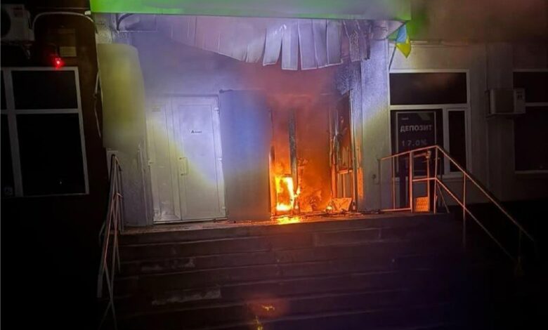 Пошкоджене внаслідок підпалу відділення банку в Миколаєві