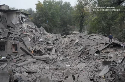 Наслідки російського удару по житловій п’ятиповерхівці в Запоріжжі
