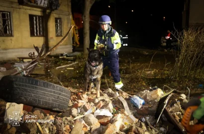Під’їзд житлового будинку в Харкові, зруйнований російським ракетним ударом