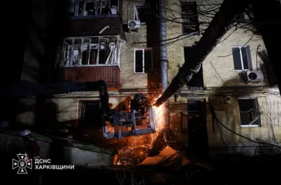 Під’їзд житлового будинку в Харкові, зруйнований російським ракетним ударом