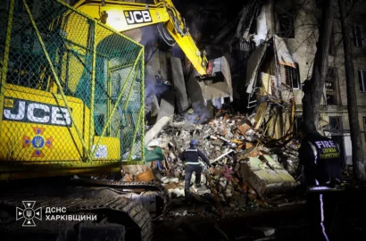 Під’їзд житлового будинку в Харкові, зруйнований російським ракетним ударом