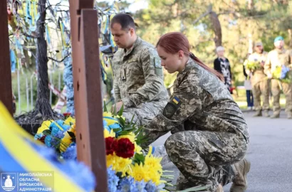 Церемонія вшанування загиблих захисників і захисниць України біля Алеї пам’яті в Миколаєві