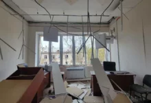 Пошкоджені приміщення податкової служби в Миколаєві після нічної російської атаки