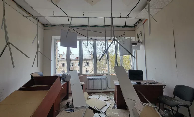 Пошкоджені приміщення податкової служби в Миколаєві після нічної російської атаки