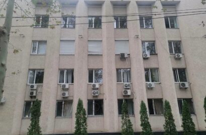 Пошкоджені приміщення податкової служби в Миколаєві після нічної російської атаки