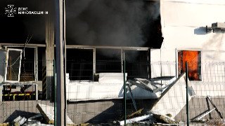 Гасіння пожежі на вантажному терміналі в Миколаєві після атаки безпілотників