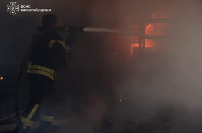 Гасіння пожежі на вантажному терміналі в Миколаєві після атаки безпілотників