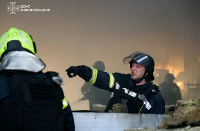 Гасіння пожежі на вантажному терміналі в Миколаєві після атаки безпілотників