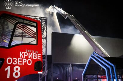 Гасіння пожежі після удару безпілотника по торговельному центру в Первомайську