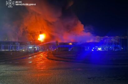 Гасіння пожежі після удару безпілотника по торговельному центру в Первомайську