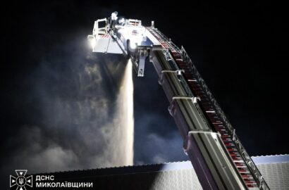 Гасіння пожежі після удару безпілотника по торговельному центру в Первомайську