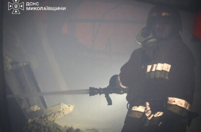 Гасіння пожежі після удару безпілотника по торговельному центру в Первомайську