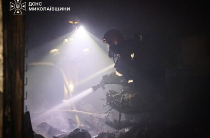Гасіння пожежі після удару безпілотника по торговельному центру в Первомайську