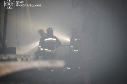 Гасіння пожежі після удару безпілотника по торговельному центру в Первомайську