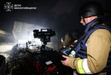 Гасіння пожежі після удару безпілотника по торговельному центру в Первомайську