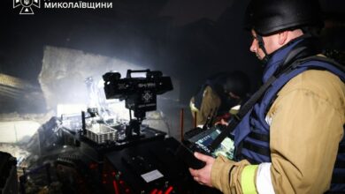Гасіння пожежі після удару безпілотника по торговельному центру в Первомайську
