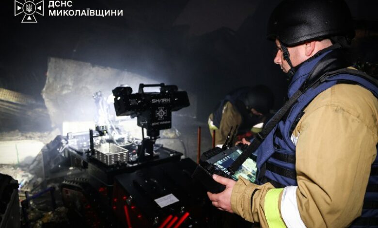 Гасіння пожежі після удару безпілотника по торговельному центру в Первомайську